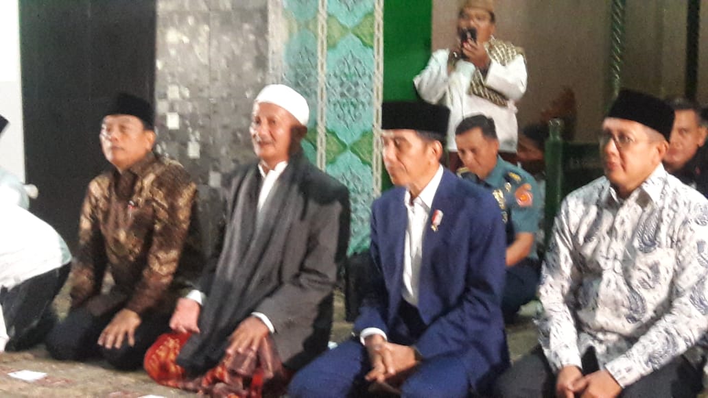 SHALAWAT: Presiden Joko Widodo bersama Gus Ali, Menag Lukman Hakim dan Moeldoko di Pesantren Bumi Shalawat, Sidoarjo. (foto: ngopibareng.id)