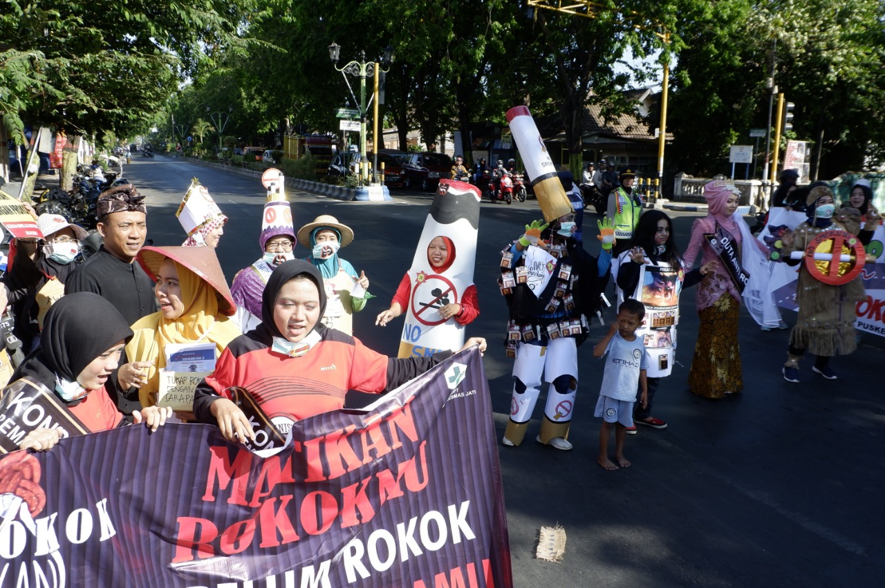Peserta aksi anti rokok yang beraksi di Jalan Panglima Sudirman Probolinggo pagi ini. (Foto: Ikhsan/ngopibareng.id)