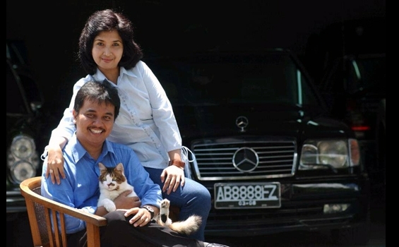 Roy Suryo bersama sang istri, Ismarindayani Priyanti, akrab disapa Ririen Suryo.