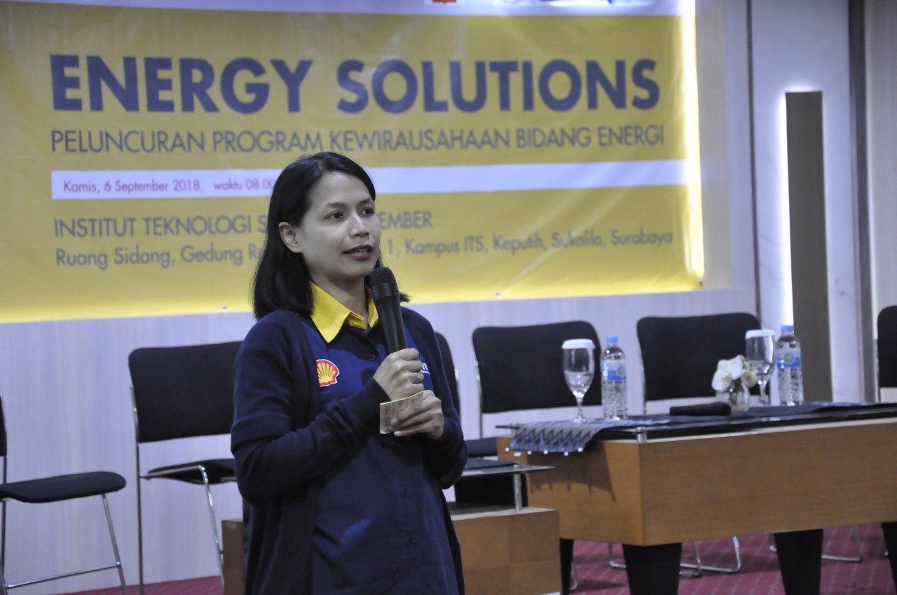 Social Investment Manager PT Shell Indonesia, Anita Setyorini ketika memberikan penjelasan mengenai Shell LiveWIRE: Energy Solution.