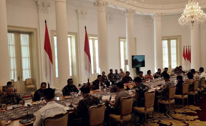 Presiden Joko Widodo memimpin rapat kabinet terbatas membahas persiapan Asian Para Games di Istana Bogor, Jumat 7 September. (Foto: Agus Salim/Antara)