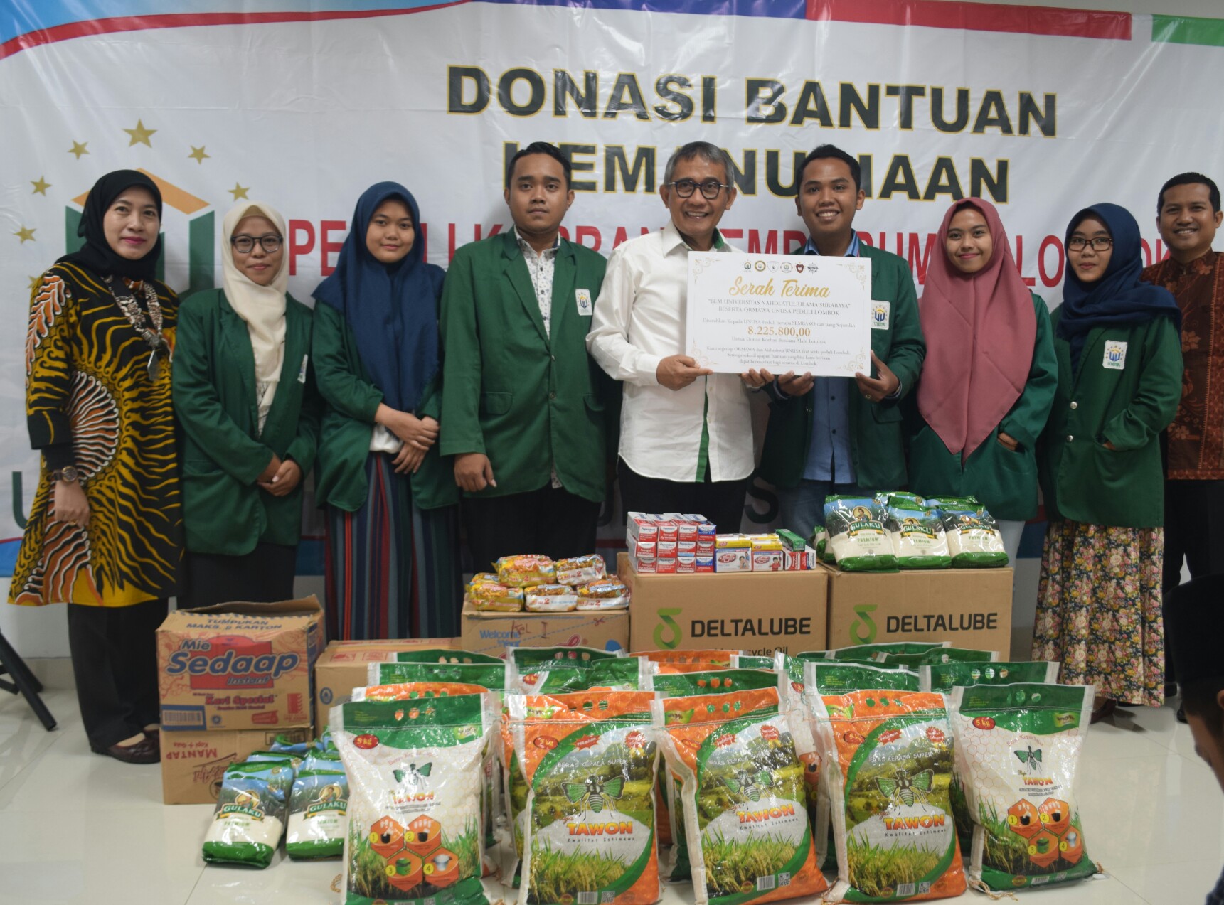 Perwakilan dari Bem Unusa menyerahkan bantuan dana pada Unusa Peduli untuk korban gempa di Lombok, Jumat, 7 September 2018. Foto: Humas Unusa