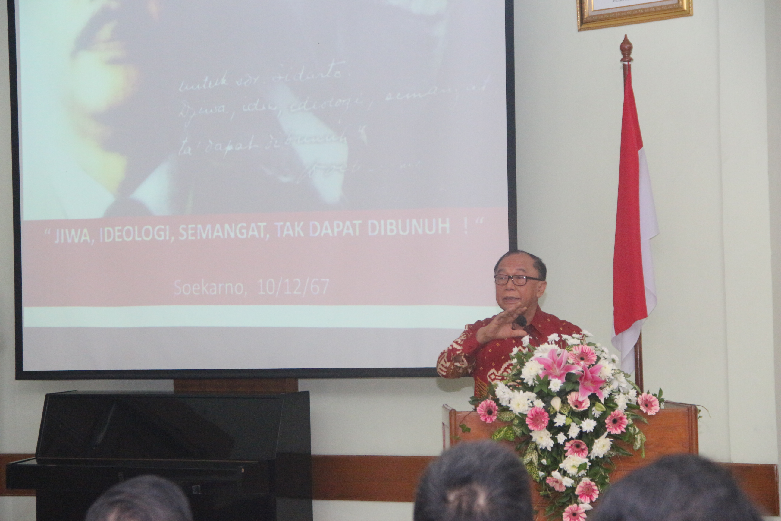 Anggota Dewan Pertimbangan Presiden, Sidarto Danusubroto ketika mengisi kuliah umum di STIE Perbanas Surabaya. 
