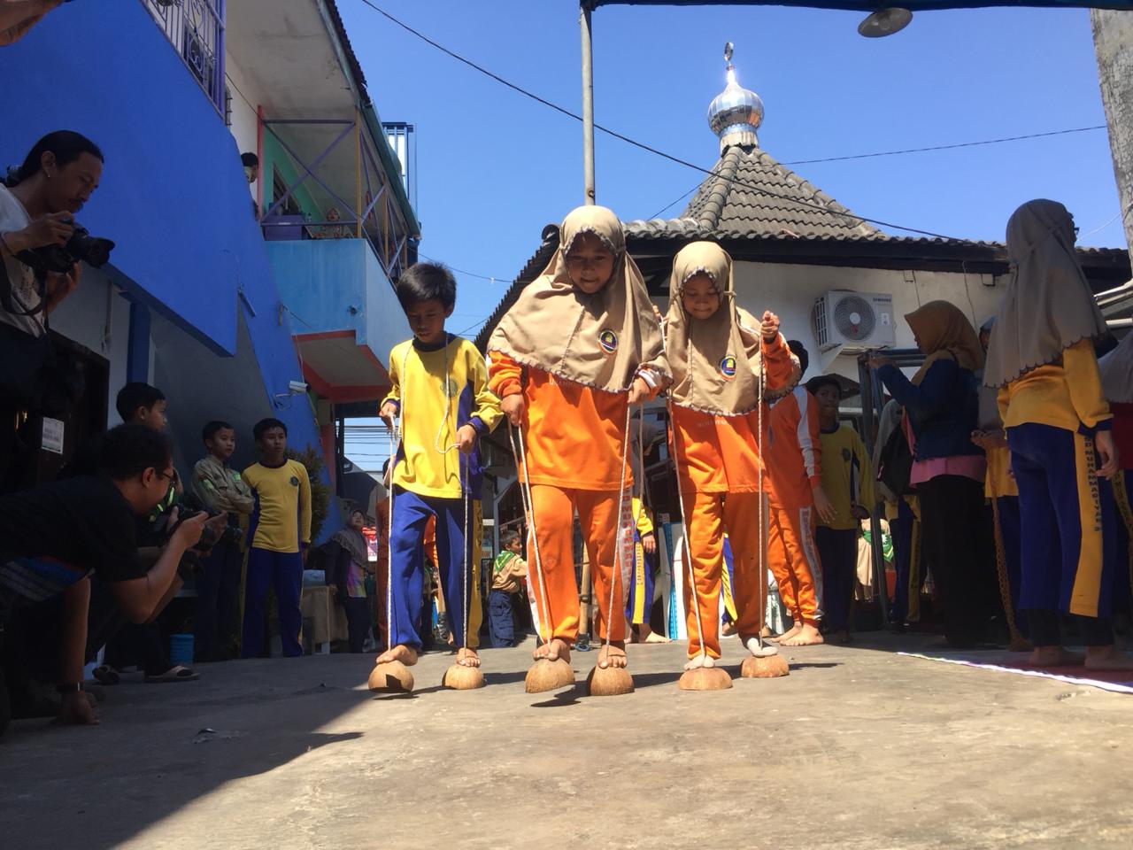 Para siswa SD Muhammadiyah 24 Surabaya memainkan permainan tradisional. Foto: Amanah/ngopibareng.id