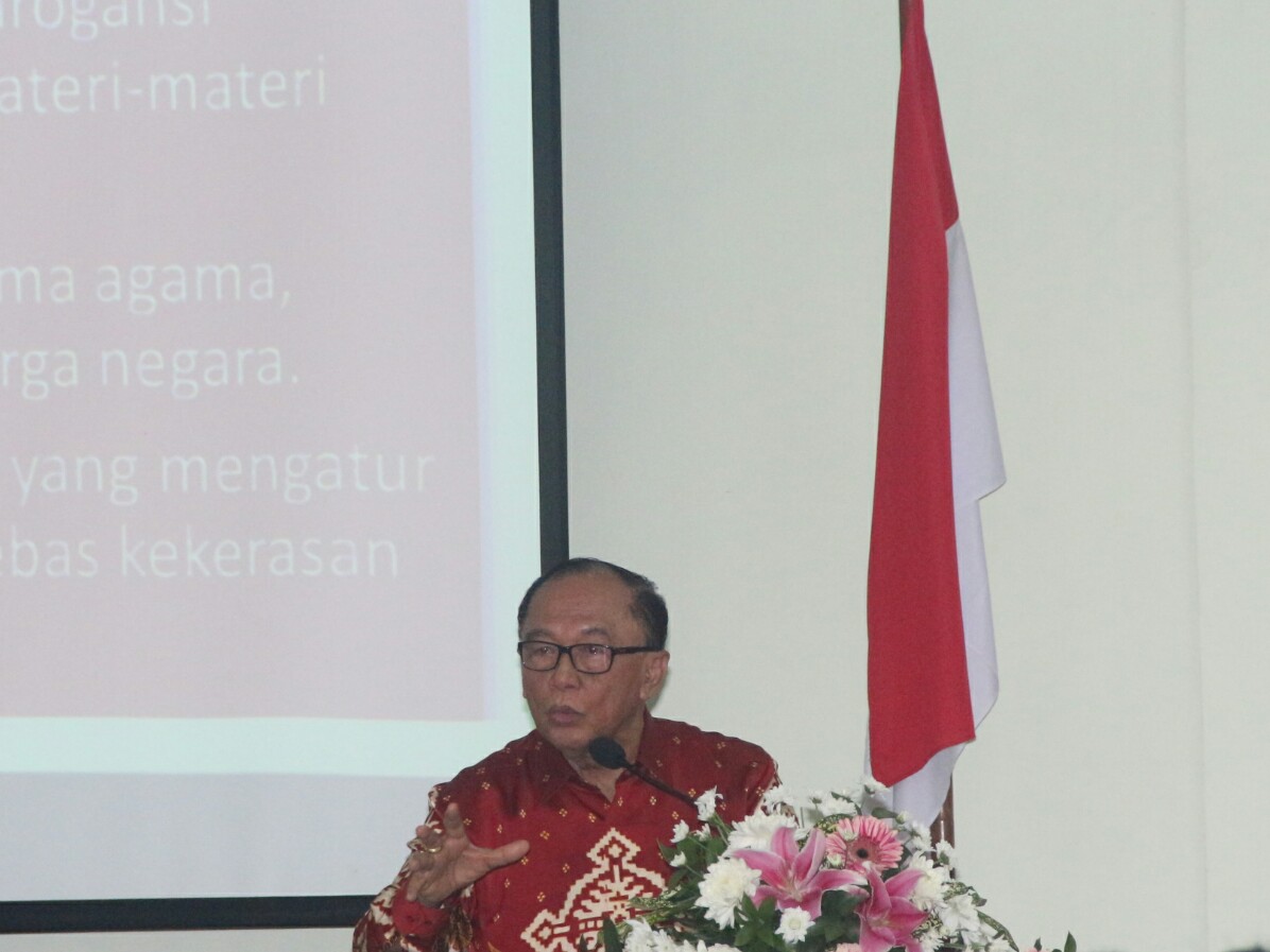 Dewan Pertimbangan Presiden, Sidarto Danusubroto ketika mengisi kuliah umum di STIE Perbanas Surabaya. Foto: Amanah/ngopibareng.id 