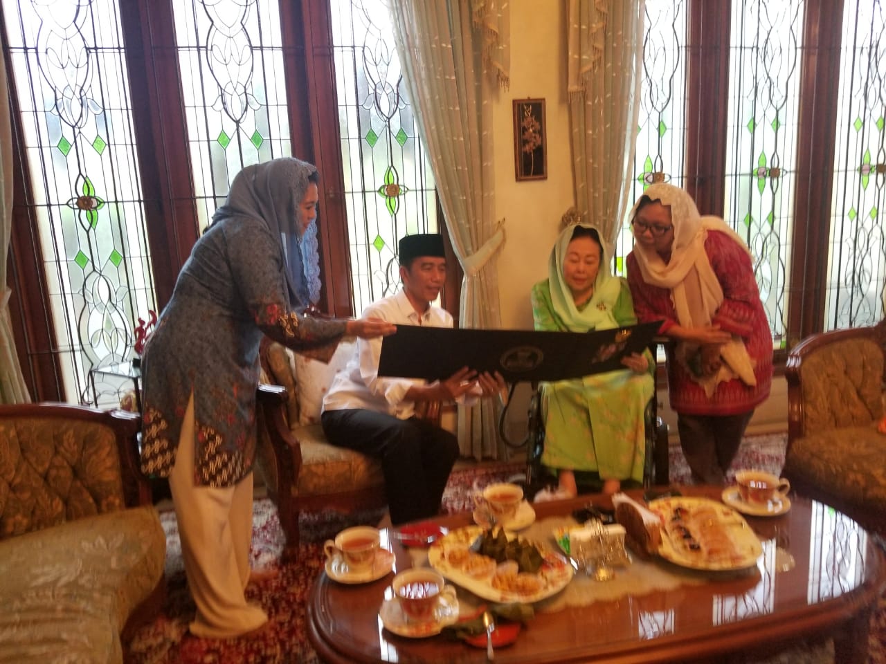SILATURAHIM: Presiden Joko Widodo bersama Ny Sinta Nuriyah di Ciganjur, Jakarta Selatan. (foto: ngopibaeng.id) 