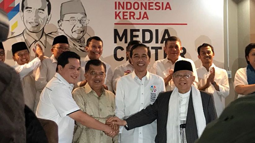 Bakal Calon Presiden dan Calon Presiden 2019-2024 Joko Widodo (dua kanan) dan Ma'ruf Amin (kanan) bersama Ketua Dewan Pengarah Tim Kampanye Nasional (TKN) Jusuf Kalla (dua kiri) serta Ketua TKN Erick Thohir (kiri) bertumpu tangan di Posko Cemara, Menteng, Jakarta, Jumat, 7 September 2018. 