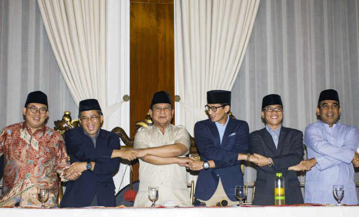 Bakal calon Presiden dan Wakil Presiden Prabowo Subianto (ketiga kiri) dan Sandiaga Uno (ketiga kanan) bersama (dari kiri) Wakil Ketua Umum Partai Gerindra Fadli Zon, Presiden PKS Sohibul Iman, Ketua DPP PAN Yandri Susanto (kedua kanan) dan Sekjen Partai Gerindra Ahmad Muzani (kanan) bergandeng tangan usai memberikan keterangan pers di kediaman Prabowo, Jalan Kertanegara, Jakarta, Jumat, 7 September 2018. Dalam konferensi pers tersebut koalisi Prabowo Subianto dan Sandiaga Uno menyampaikan pernyataan politik terkait kondisi ekonomi terkini khususnya pelemahan nilai tukar rupiah terhadap dolar AS. (Foto: Antara)