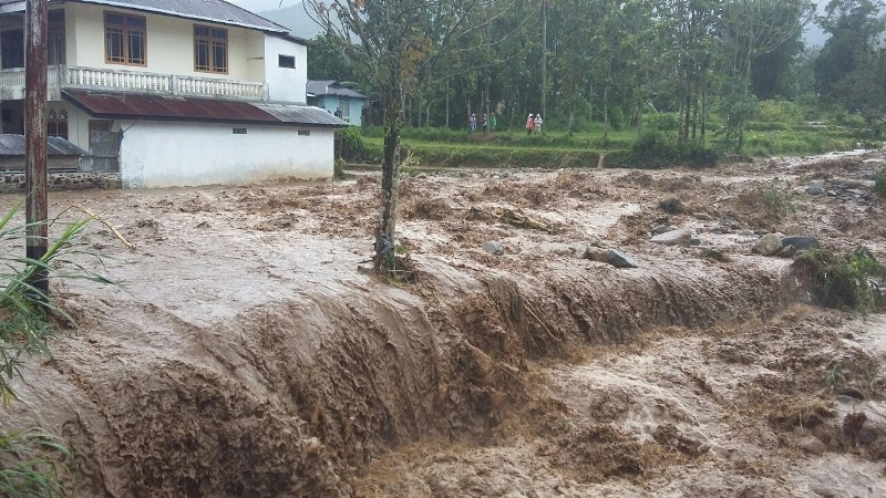 Banjir bandang yang melanda beberapa nagari di Kecamatan Bukik Sundi, Solok, Sumatera Barat menyebabkan 1 orang meninggal dan menghanyutkan 3 ton gabah kering, Jumat, 7 September 2018. (Foto: Antara)