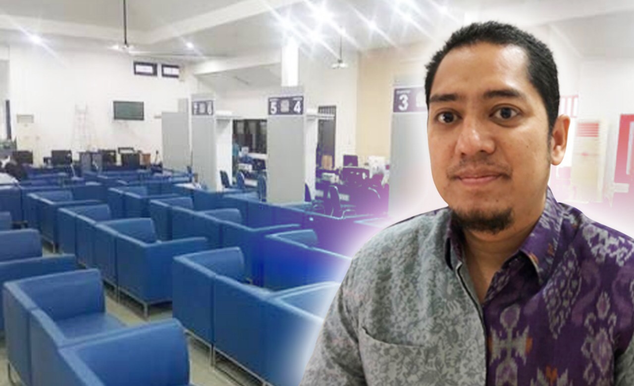Kasie Perijinan Kantor Imigrasi Kelas I Surabaya di Sidoarjo Angga Mahardika dan tempat tunggu layanan. (Ilustrasi zanuar/ngopibareng)