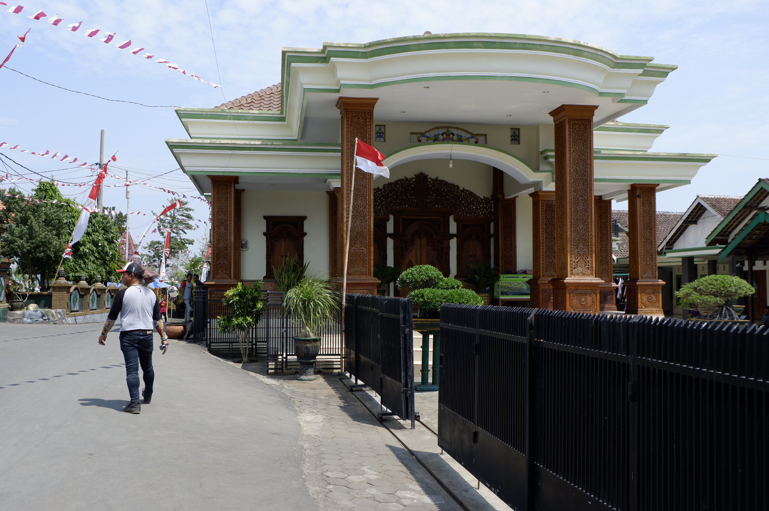 Rumah Dimas Kanjeng Taat Pribadi, termasuk yang dipasangi kembali dengan garis polisi. (foto: Ikhsan/Ngopibareng.id)