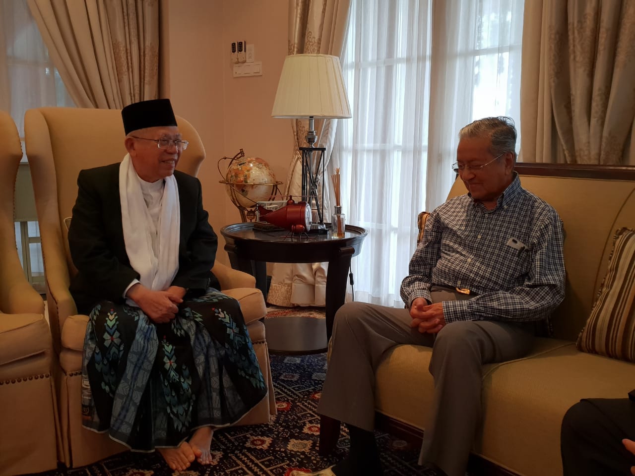 DISKUSI: KH Ma'ruf Amin berdiskusi dengan Mahathir Muhammad soal keislaman di Malaysia. (foto: ma for ngopibareng.id)