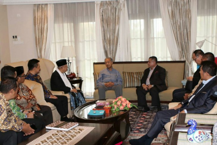Cawapres KH Ma'ruf Amin didampingi Duta Besar RI di Kuala Lumpur Rusdi Kirana bersilaturahim dengan PM Malaysia Mahathir Mohamad (8/9). Foto : istimewa