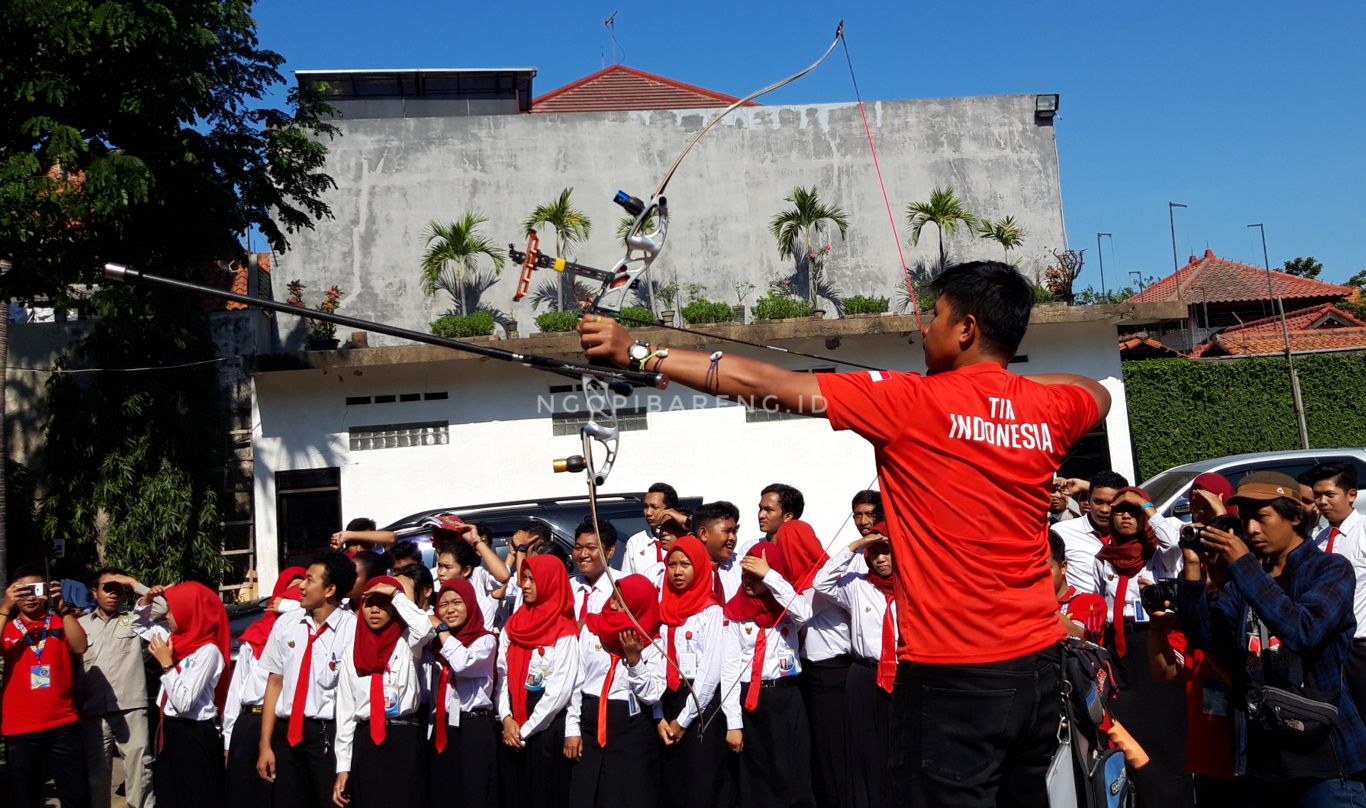 Atlet Panahan, Riau Ega Agata saat unjuk kehebatan di depan mahasiswa baru Universitas Narotama Surabaya, Sabtu 8 September 2018. (foto: Haris/ngopibareng)