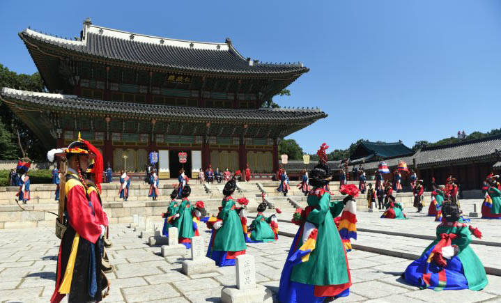 Tarian tradisional Korea menyambut kedatangan Presiden Joko Widodo dan Ibu Negara di Istana Changdeok-gung di Seoul, Korea Selatan, Senin 10 September 2018. (Foto: Humas Setkab)