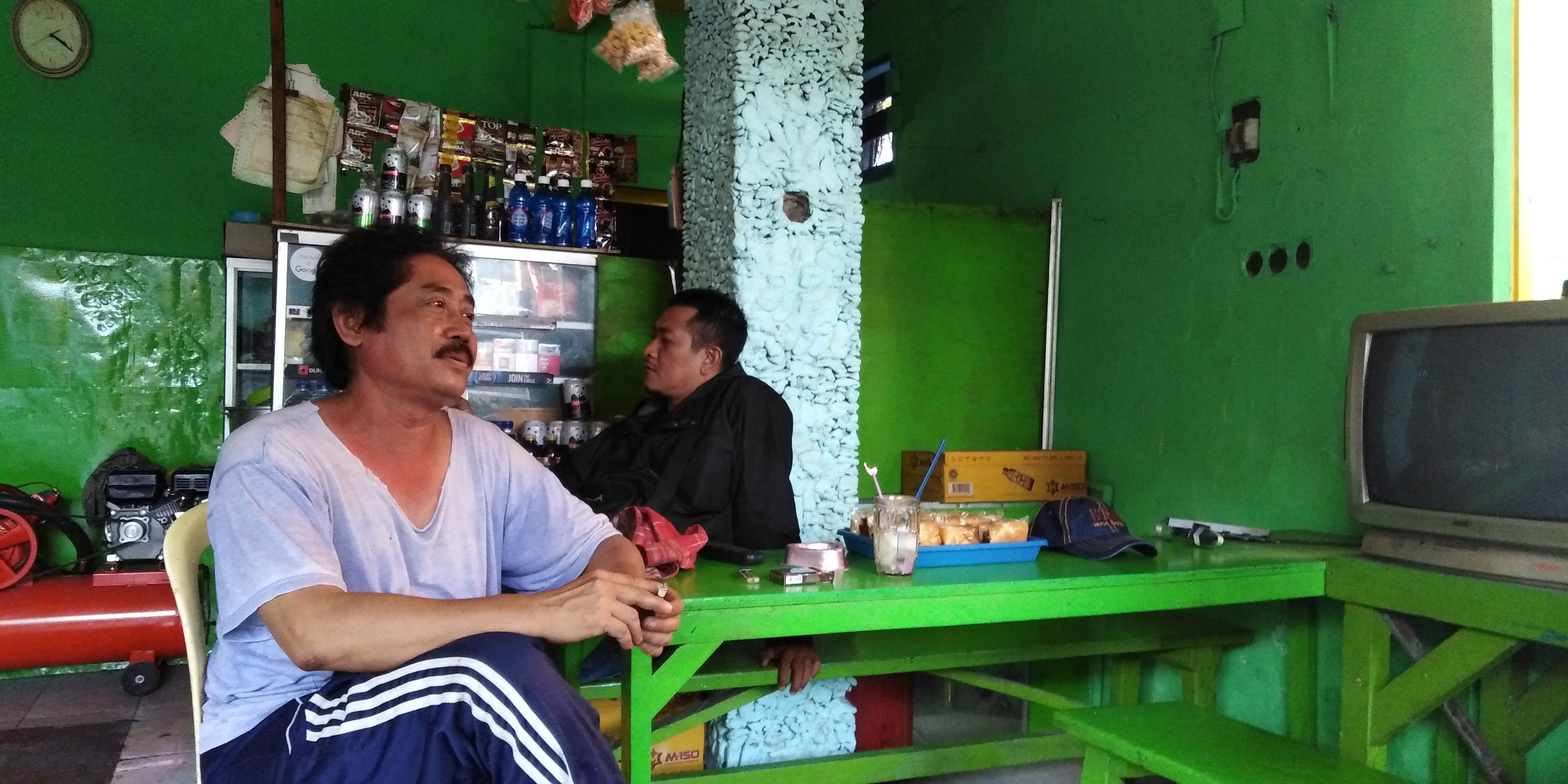 (kiri) Subeki Yanto, salah satu warga terdampak penutupan lokalisasi Jarak-Dolly. (foto: farid/ngopibareng.id) 