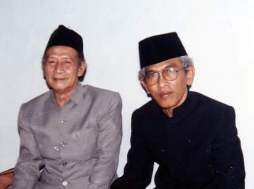 ALHAMDULILLAH: KH Ahmad Syahid Kemadu (almaghfurlah) bersama Gus Mus. (foto: dok ngopibareng.id)