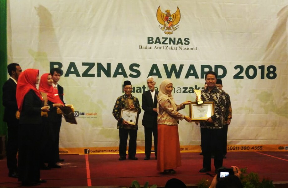 PENGHARGAAN: Direktur Lazismu, Hilman Latief, ketika menerima penghargaan itu. (foto: md for ngopibareng.id)