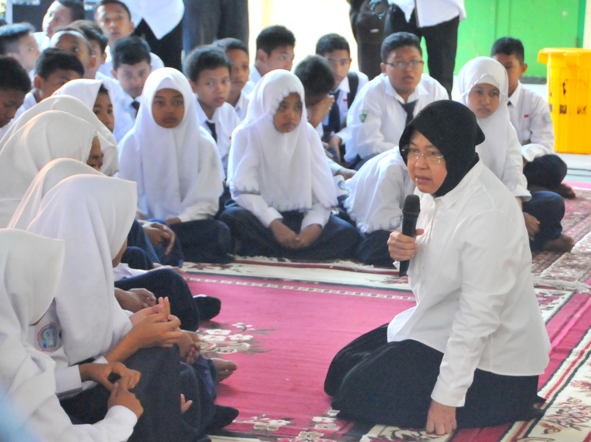 Risma bersama pelajar di SMP Negeri 56 Surabaya, Senin, 10 September 2018.