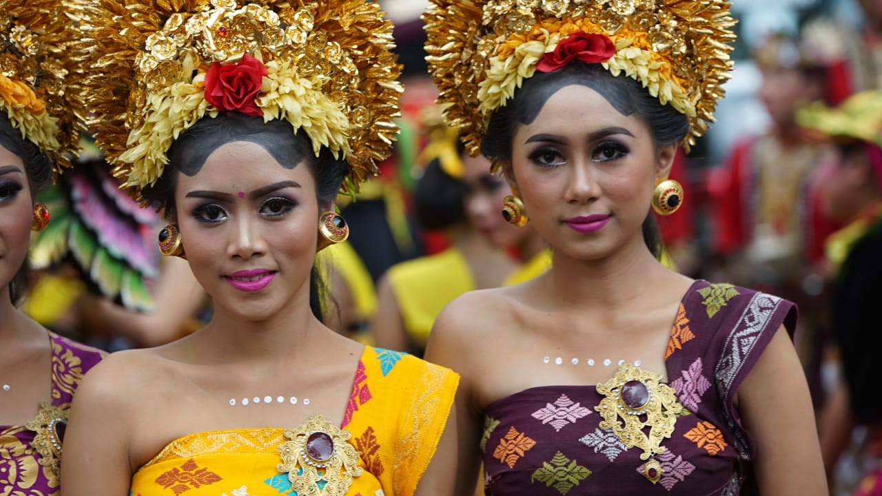 Para gadis Bali sudah siap melakukan penyambutan para tetamu yang datang ke festival. foto:dok kemenpar