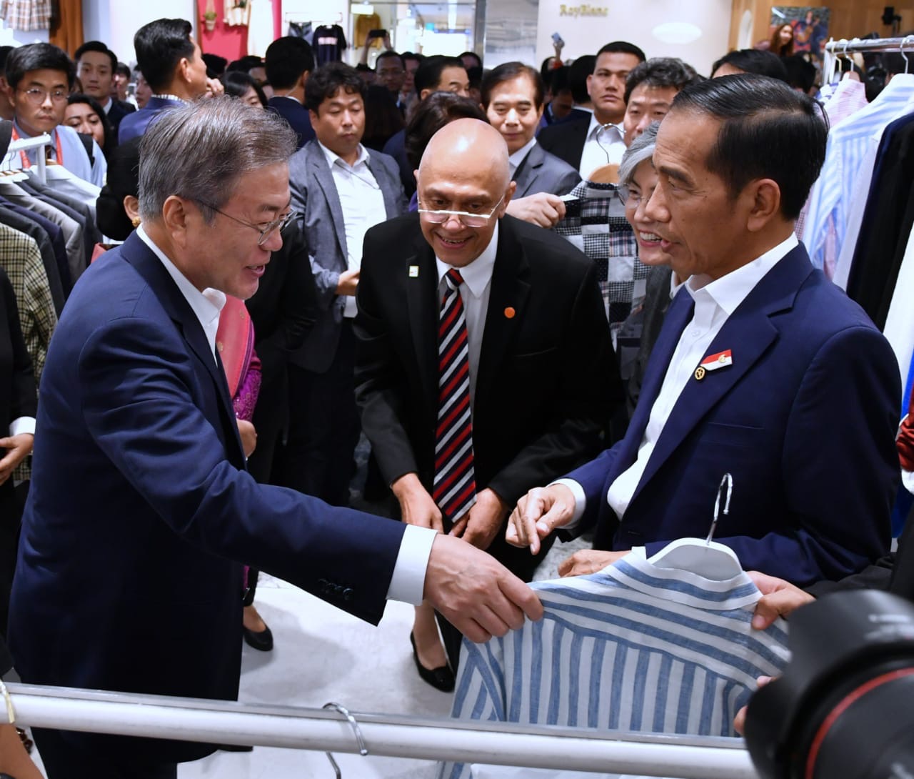 Presiden Korsel Moon Jae-in dan Presiden Jokowi saat blusukan ke pasar di Seoul. (Foto Laily Rachev/Biro Pers Setpres)