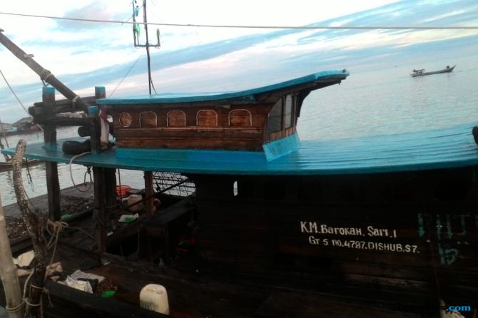 Satpolair Polres Rohil amankan kapal diduga milik pelaku ilegal fishing di perairan Rohil, Riau, Minggu 9 September malam. (Foto: Istimewa)