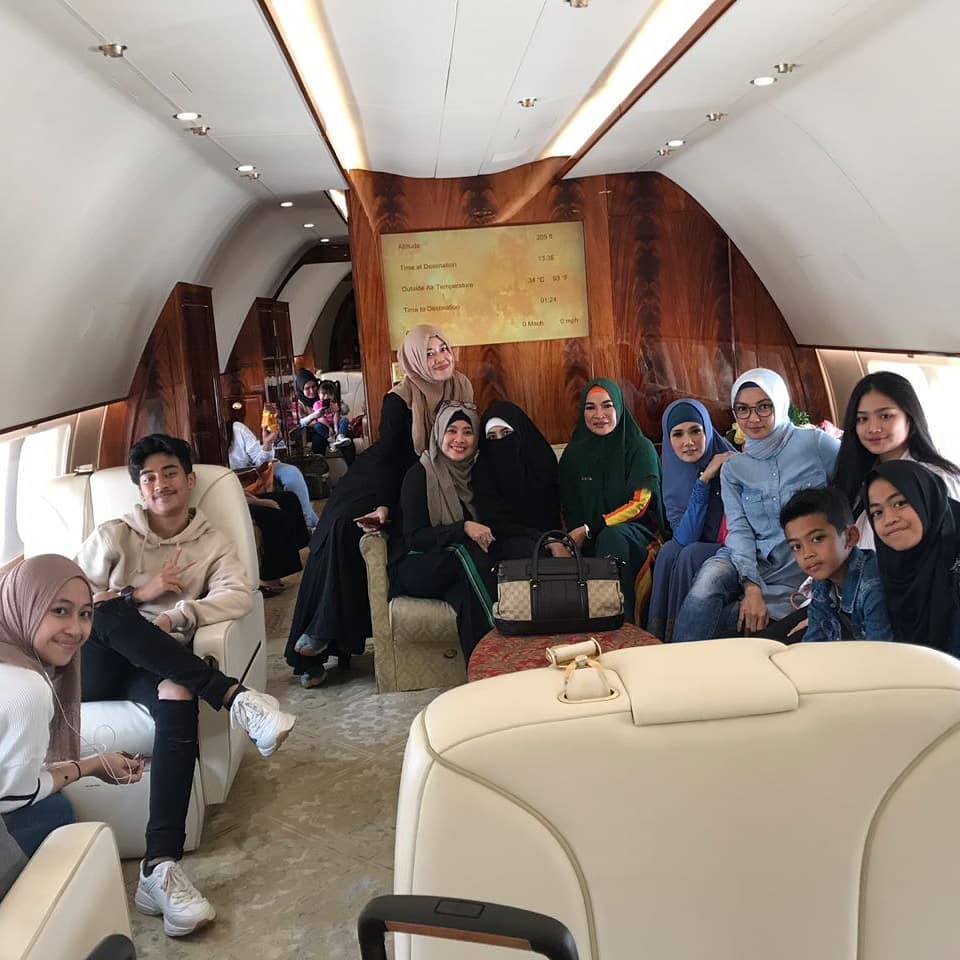 Mulan naik jet pribadi bersama Umi Pipik dkk.