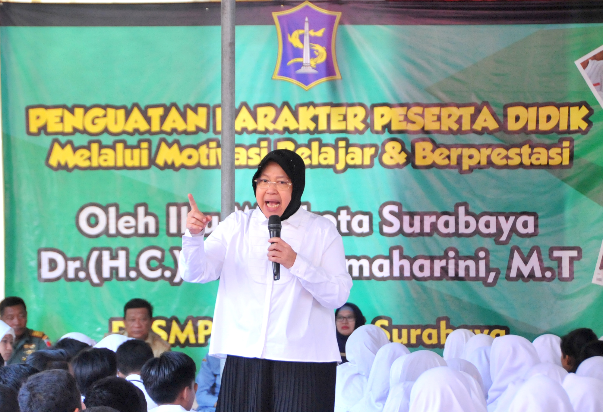 Wali Kota Tri Rismaharini saat menemui para pelajar di SMPN 56 Surabaya, Senin, 10 September 2018. (foto: Istimewa) 