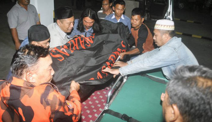Arsip: Petugas bersama anggota keluarga memindahkan jenazah korban kecelakaan di Cikidang, Sukabumi, di Rumah Duka Sinar Kasih, Bogor, Jawa Barat, Minggu 9 September 2018. (Foto: Antara/Arif Firmansyah)