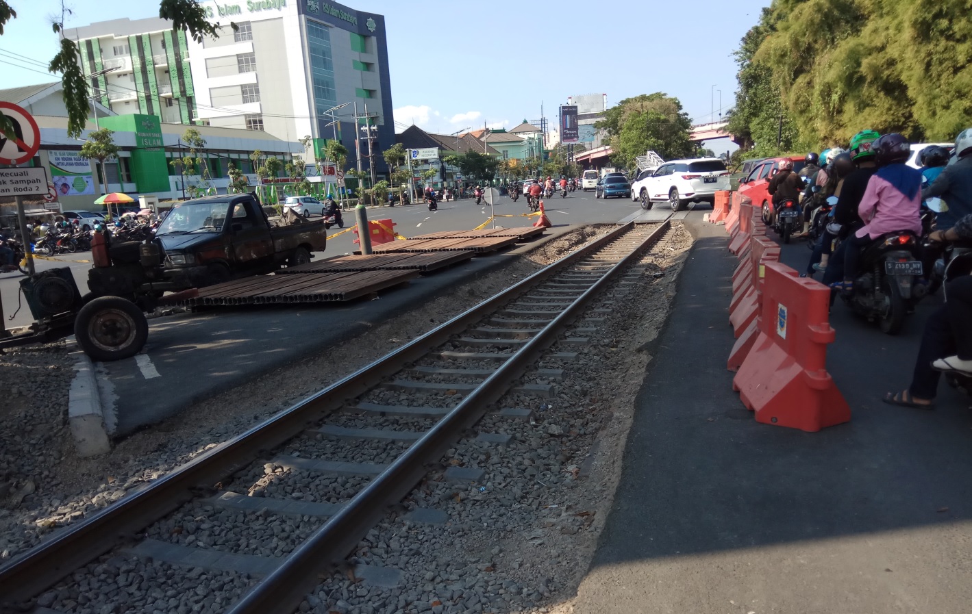 Setelah berbulan-bulan mangkrak, blok rel di jalur samping utara Royal Plaza Surabaya, kini mulai memasuki tahap penggarapan. (Foto: Amir/ngopubareng.id)