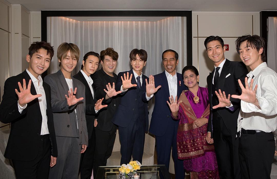 Jokowi ketika bertemu dengan  member Super Junior. Foto: Instagram