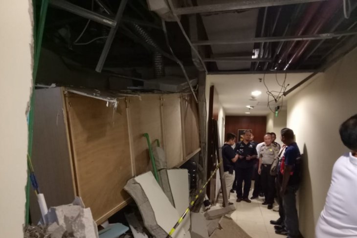 Situasi unit Apartemen Essence Dharmawangsa Jakarta Selatan yang rusak parah akibat ledakan yang diduga dari tabung elpiji 12 kilogram pada Selasa, 11 September 2018. (Foto: Antara)