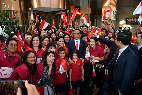 Presiden Jokowi bersama para WNI yang menyambutnya saat tiba di Hanoi, Vietnam. (Foto Biro Pers-Setpres)