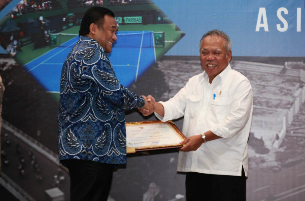 Menteri Pekerjaan Umum dan Perumahan Rakyat, Basuki Hadimuljono memberikan penghargaan kepada para pendukung Asian Games. (Foto: PUPR(