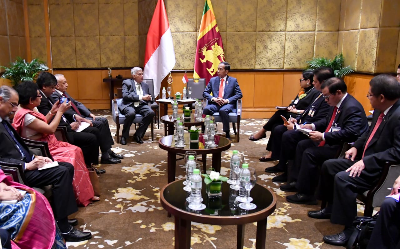 Presiden Joko Widodo melakukan pertemuan dengan Perdana Menteri Sri Lanka Ranil Wickremesinghe di Hotel Melia, Hanoi, Rabu, 12 September 2018. (Foto: Setpres)