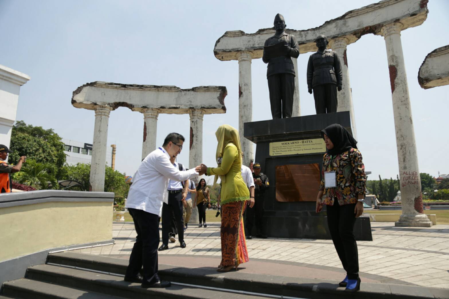 Delegasi negara-negara UCLG Aspac berkunjung ke Monumen Tugu Pahlawan, Surabaya, Rabu, 12 September 2018. (foto: farid/ngopibareng.id) 