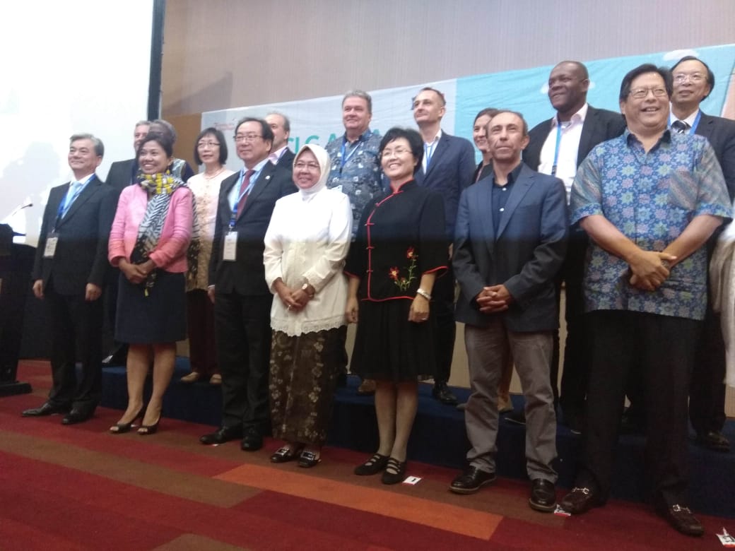 Wali Kota Surabaya Tri Rismaharini bersama para delegasi negara peserta UCLG Aspac, di Surabaya, Rabu, 12 September 2018. (foto: farid/ngopibareng.id) 