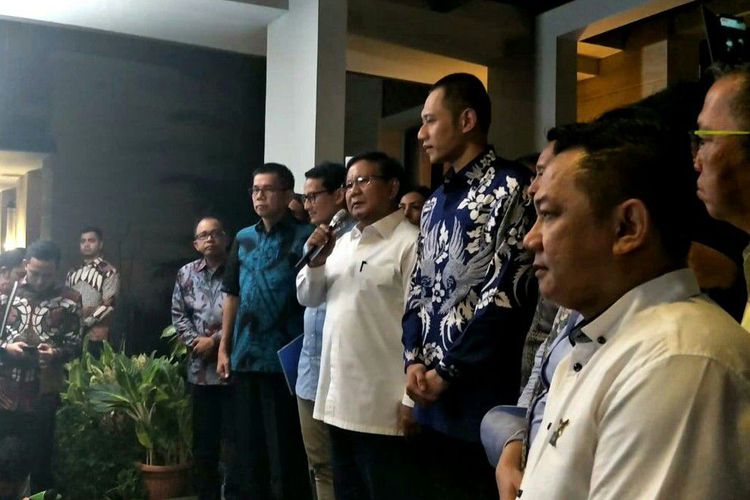 Prabowo dan Sandiaga Uno mengadakan konferensi pers usai bertemu dengan SBY di Kawasan Mega Kuningan, Jakarta Selatan, Rabu, 12 September 2018. (Foto: Ant) 