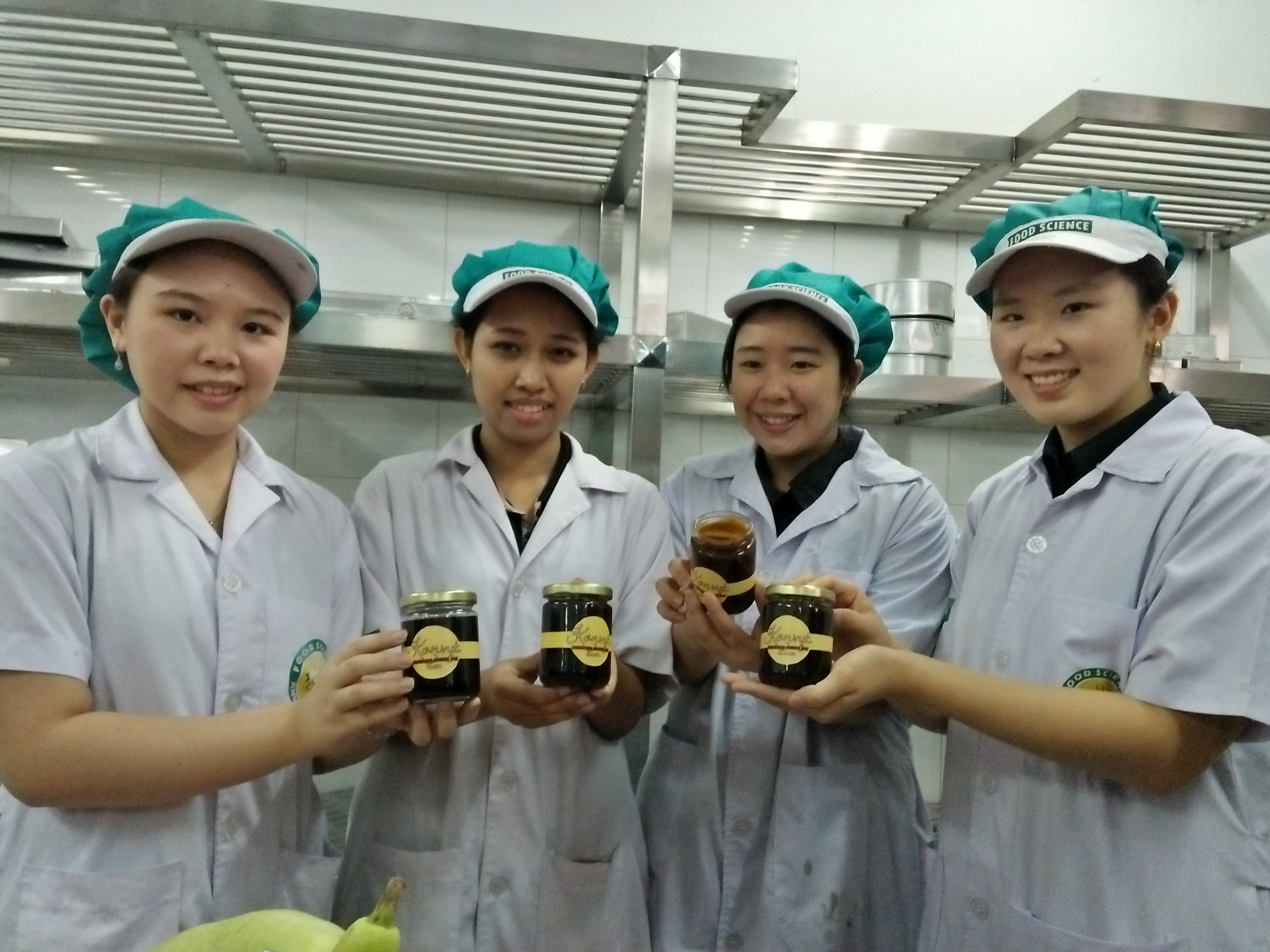 Keempat mahasiswa UKWMS yang membuat inovasi selai dari bahan dasar kopi dan labu. Foto: Amanah/ngopibareng.id