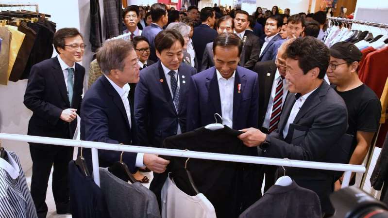 Presiden Jokowi dan rombongan bersama Presiden Moon Jae-in blusukan di Dongdaemun, Seoul (10/9). Foto : instagram