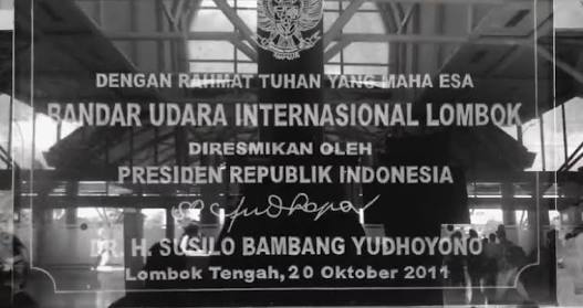 Prasasti Bandara Lombok yang bikin Baper Elit Demokrat. Foto : istimewa
