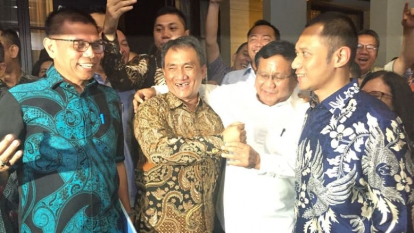 Momentum ketika Prabowo merangkul Andi Arief. Foto : istimewa