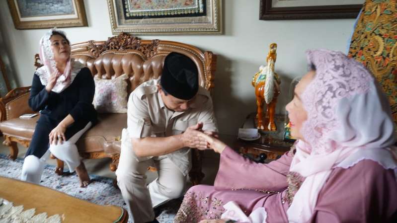Bakal Capres Prabowo Subianto saat mencium tangan Sinta Wahid (13/9). Foto : kumparan