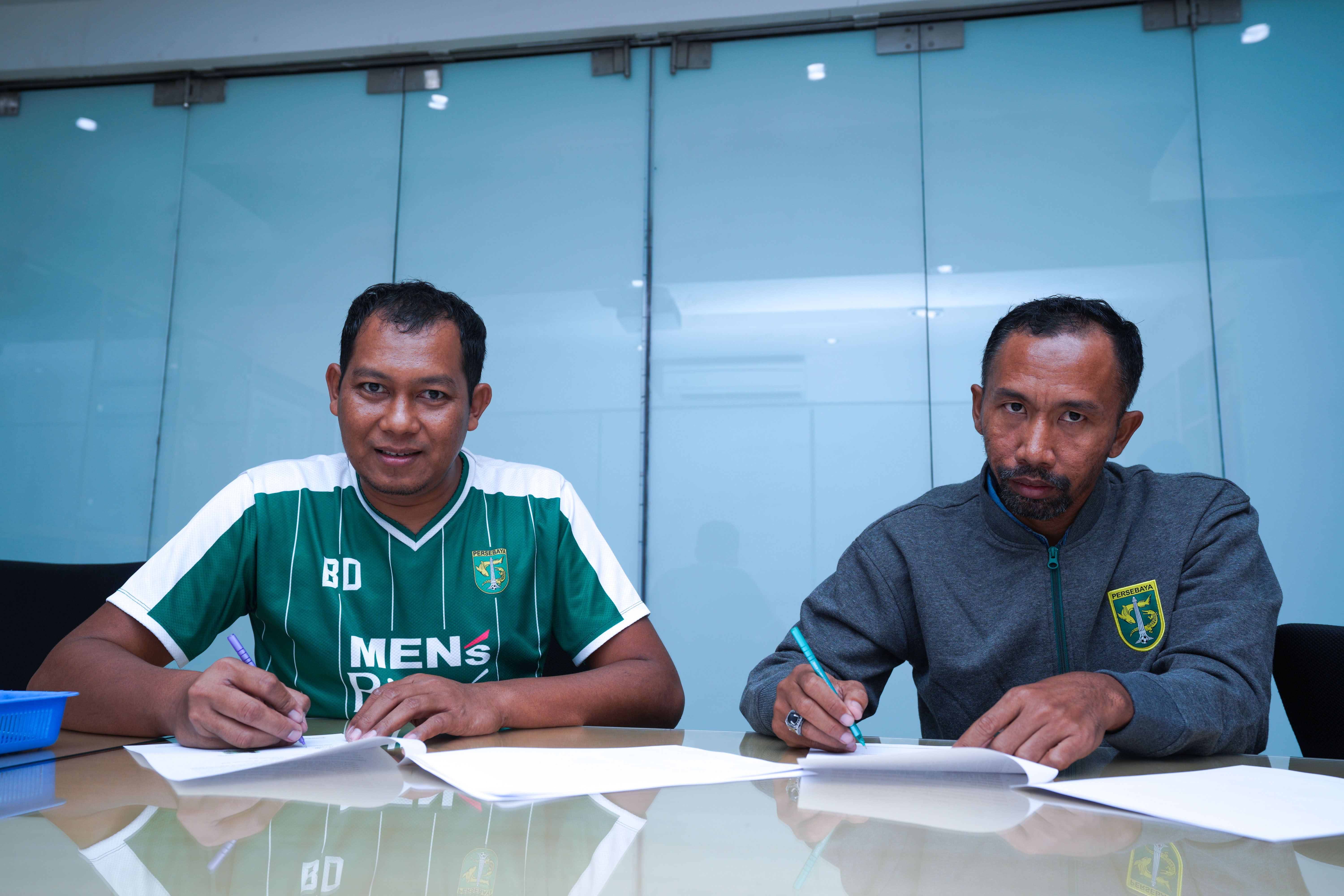 Manajer Persebaya U-19 (Budi Dharma) kiri ketika penandatanganan kontrak bersama Coach Uston Nawawi di kantor Marketing Persebaya. (foto: Persebaya)