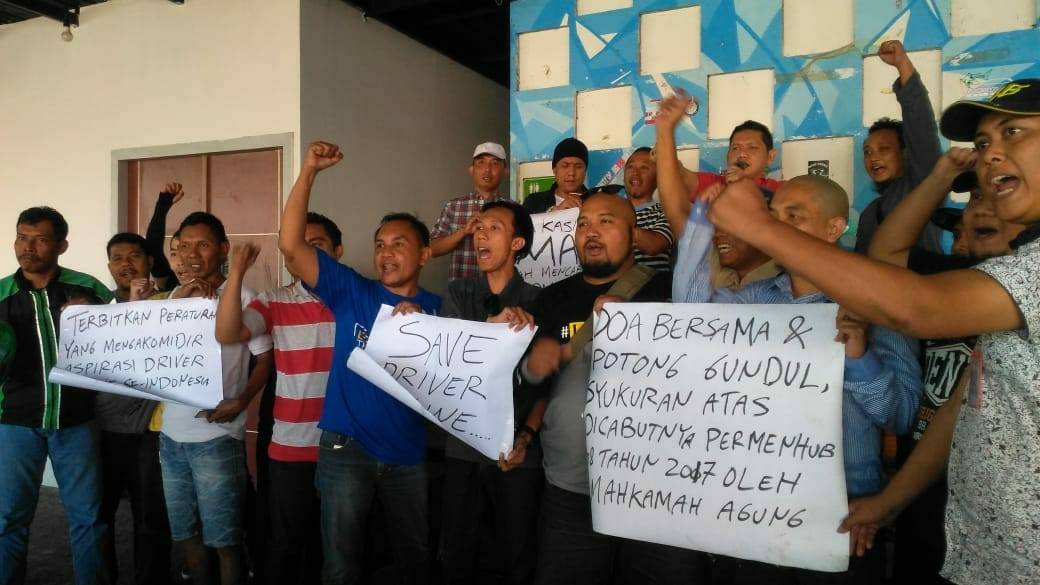 Para driver online Surabaya mengungakapkan rasa syukurnya menyusul dicabutnya Permenhub 108, di Surabaya, Kamis, 13 September 2018. (foto: farid/ngopibareng.id) 