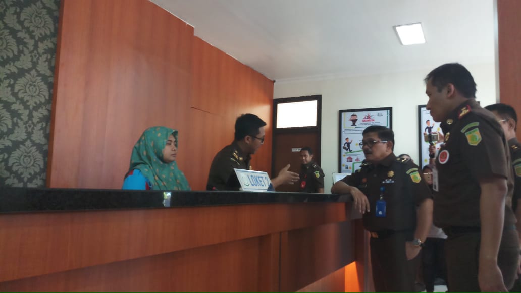 Sekretaris Jaksa Agung Muda Pengawasan (Sesjamwas) Kejaksaan Agung (Kejagung), Elvis Johnny saat melihat layanan tilang Kejari Surabaya. 