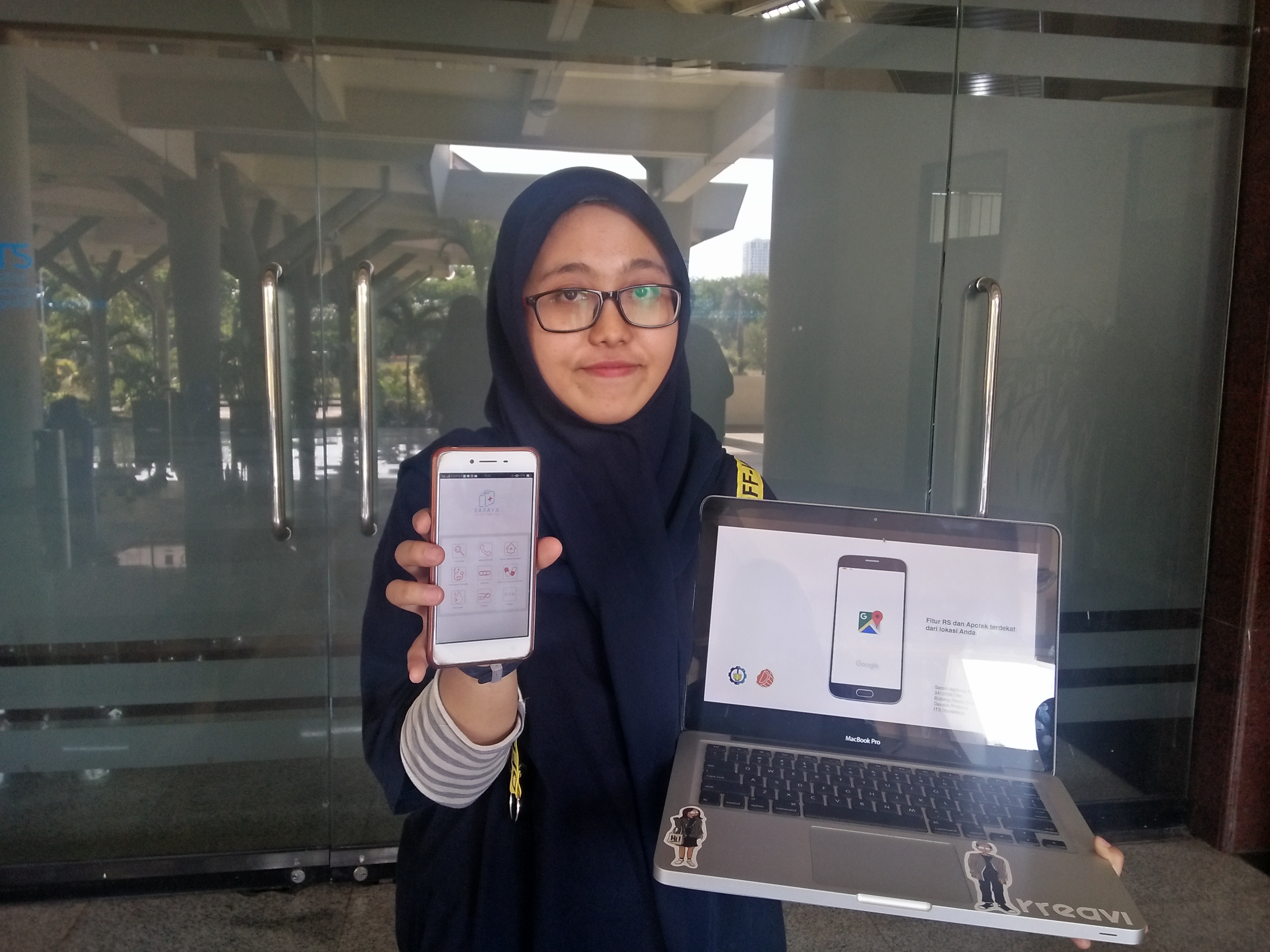 Sarah Aghnia menunjukkan aplikasi Saraya. Foto: Amanah/ngopibareng.id