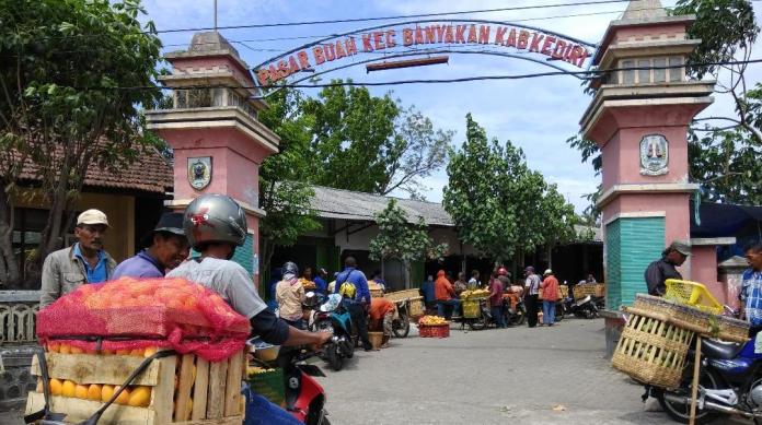 Pasar mangga dadakan, persis di gerbang masuk sentra mangga di Banyakan, Kediri. foto:istimewa/duta