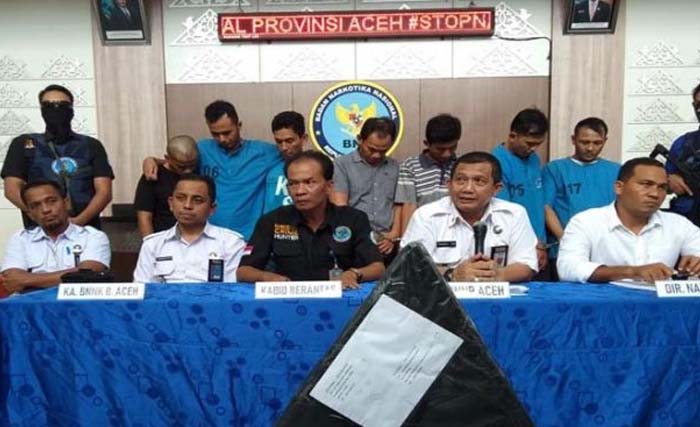 Kepala BNN Aceh, Brigjen Pol Faisal Abdul Naser (kedua dari kanan duduk) memberi keterangan pada wartawan terkait penangkapan 150 Kg ganja di Kantor Pos Kuta Alam Banda Aceh, Kamis kemarin. (Foto:Irman/Antara).
