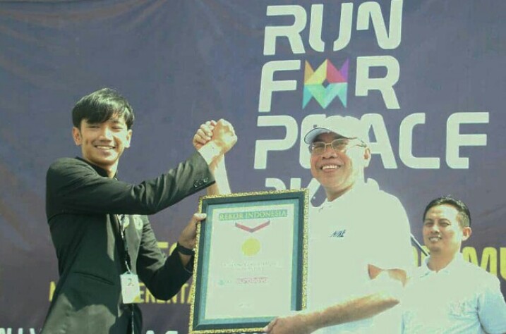 Rektor UM Surabaya, Sukadiono menerima penghargaan rekor MURI, Jumat, 14 September 2018. (Foto: Amanah/ngopibareng.id)